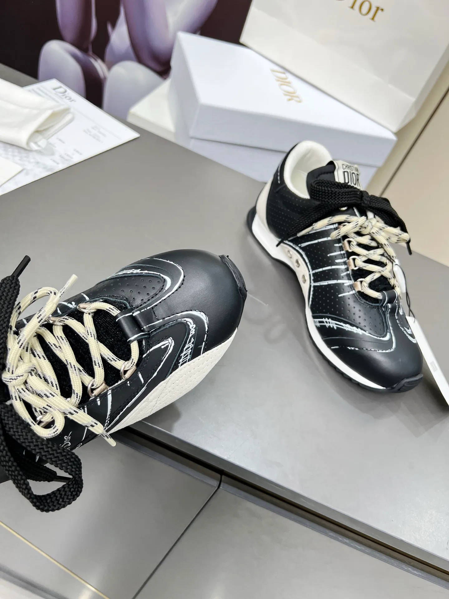 Black men's shoes 💰540 This D-Sketch sneaker is a new product of the 2025 spring and summer ready-to-wear series❤️‍🔥❤️‍🔥❤️‍🔥❤️‍🔥, highlighting the classic retro aesthetics. Crafted from gold-toned crinkled sheepskin and gold-toned laminated calfskin 🌹🌹🌹, it features beige suede calfskin panels and double laces. The side is decorated with a handwritten Christian Dior Men's Shoes 💰aris logo🎆🎆🎆, while the heel and tongue are embellished with Christian Dior Men's Shoes 💰aris logo panels and plaques. Paired with two-color thin rubber soles, they look more refined. Size: 35~41 (men’s model is currently available). Color: black, white, gold, silver.